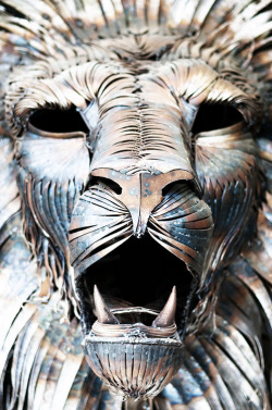 f-l-e-u-r-d-e-l-y-s:  A Lion Made from 4,000 Pieces of  Metal
