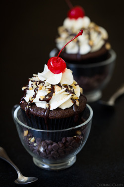 do-not-touch-my-food:  Hot Fudge Sundae Cupcakes