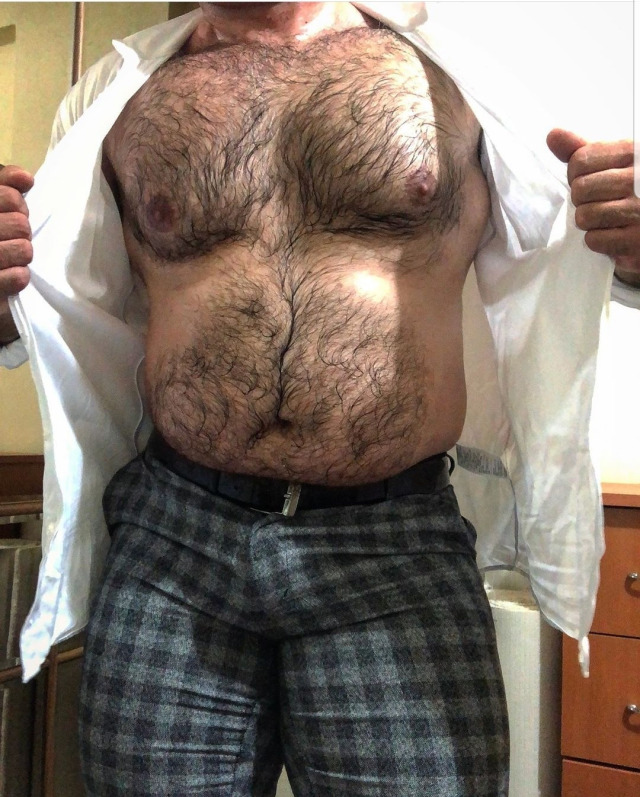 xxxnewstitch:hungbob:Got a meaty bulge, heavy balls full of cum.