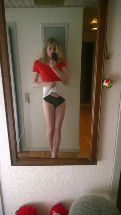 swordmaiden: Finale update before Christmas. Still no camera, sorry. I like the skirt, but I feel it might be a little bit too short for my long legs. What do you think?  