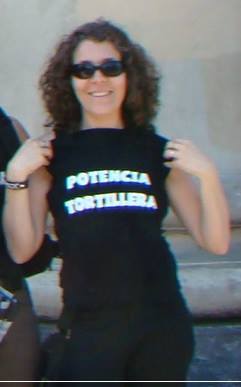 Macky Poeta/Macky Corbalán with a shirt that says “potencia