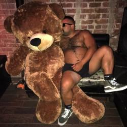 triforcepup:  tommytuff:  With BAE  These teddy bears 😍