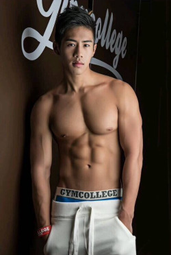 #GYMCOLLEGE always know how to choose their Asian hunks well