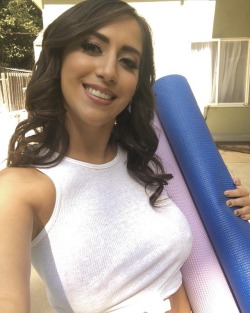 I&rsquo;m gonna do some hot yoga with @xogeorgiajones for @girlswaynetwork today!
