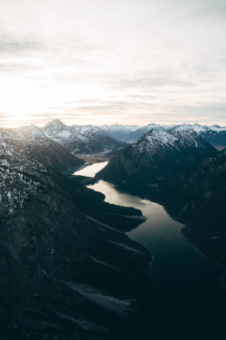 lsleofskye:  last sunlight over the alps