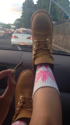 blvck-klass:  xsuckmycuntttt:  Traffic and dirty timbs. 