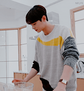 nfly5:  eunwoo diligently making a cake to thank his parents