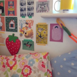 tuesdayalissia:  rubytulips:  some little bits of my bedroom