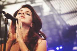 lanadelrey-myqueen:  She sing the body electric 
