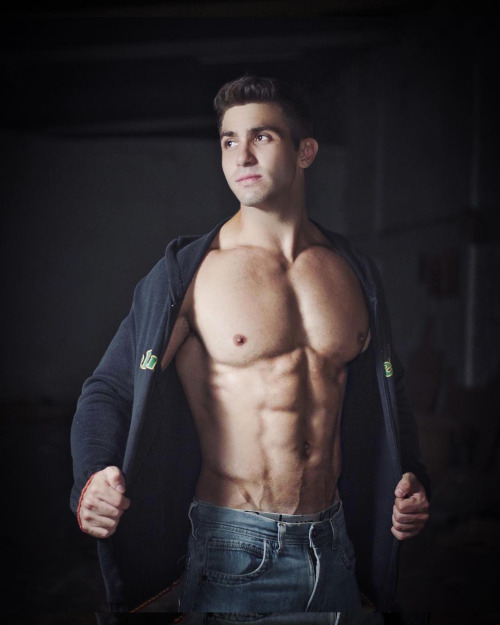 Â @beautifulandhotguyÂ @bestofshirtless