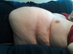feedluke:  Almost a whole large pizza in that belly right now.