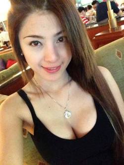 asian-girls-cleavage:hot pinay girl with cleavage. Candid,