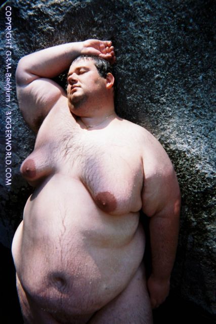 blubberchubx:  Is there a feeder that want fatties like the piggy in the bottom photo? Because I want to be made into such a pathetic helpless blob.  I have someone in mind for that last picture…