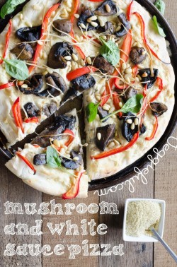 vegan-yums:  Vegan Mushroom and White Sauce Pizza / Recipe