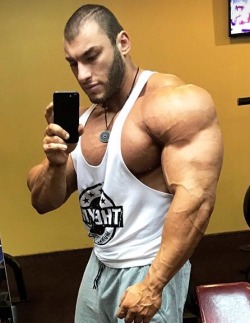 musclegodselfies:  Dan Cristian