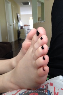 ashfeet:  kittenslittlepaws:  Black nails relaxing toes:3  Love