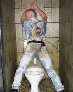 strappyskink:  so you think piss is hot… im gonna take my piss