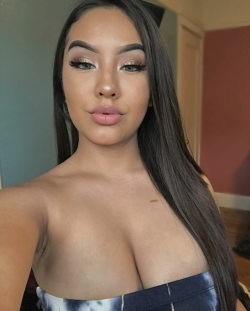 selfysgalore:Lets use those lips to cum on those titts… wow!