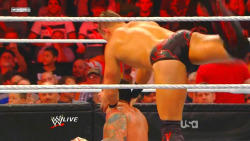 stephluvzrasslin:  The Miz vs CM Punk ,Nice tan line miz ;)