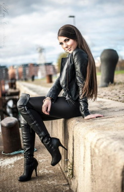 babez-in-boots:  Babes in Boots 