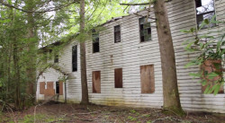 odditiesoflife:  Hiker Discovers Abandoned Town in the Great