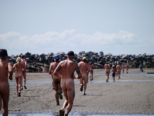 experiencenakedrunning:  https://wreckbeach.wordpress.com/2015/08/30/19th-annual-wreck-beach-bare-buns-run-2015/   Nude Beach Running