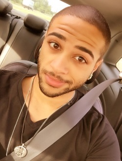 nerdy-little-leo-gaymer:  Eyebrows on fleek ;)  I like your eyes