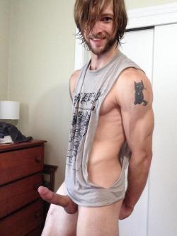 londonlad2802:  woof ! i’d love to serve this sexy guy 😍