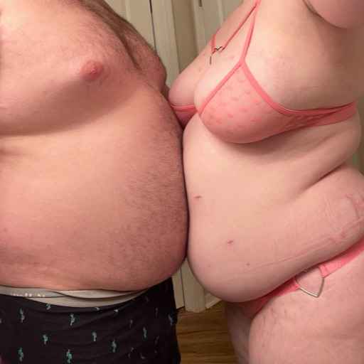 ffabellylover:ffabellylover:Showing off those extra 30lbs ☺️