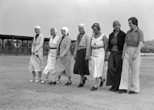 blondebrainpower:A group of female race drivers at Brooklands,