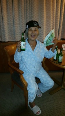 houseofbrando:  you’ve been visited by the ✨grandma of prosperity✨🍻