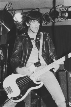 that-70s-punk:  Dee Dee Ramone photographed by Ed Perlstein.