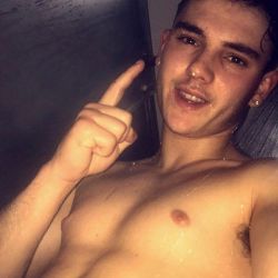 taylorslads:  Fit as Fuck Straight Lad Zac. He’s got a big