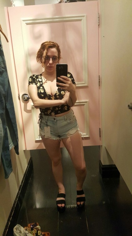 imnotthatfunnyipromise:  Fitting room adventures