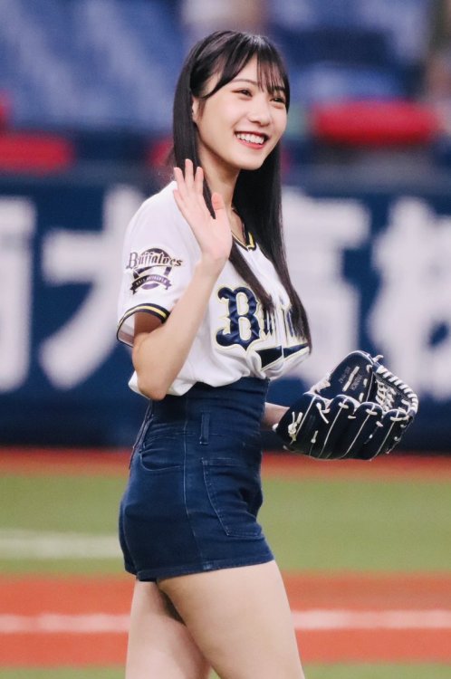 sayamirupost:NMB48 Yokono Sumire throws out ceremonial first