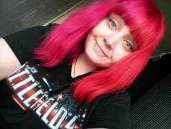 joodleeatsrainbows:  I changed my hair to a darker pink and red,