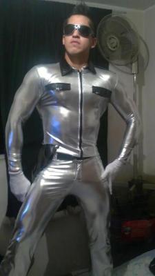 allgayfetish:   divo72:   Looking good in silver.   Want   Once