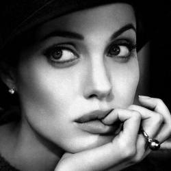 pleasinly:    ANGELINA JOLIE Greg Kadel   