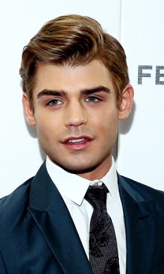 biblogdude:  boys-do-luke:Garrett Clayton I”d go for some