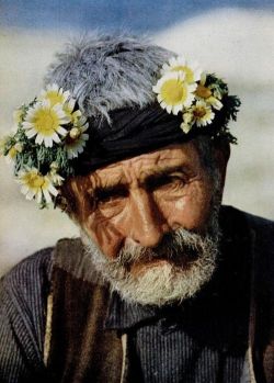 ledecorquejadore:  Old flower man from Yemen. (via Old man from