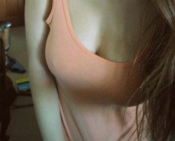 lolitawithposionlips:  not exactly topless but i feel attractive