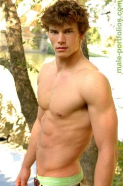 boytrappedinthcloset:  Look at Derek Theler perfectly shaped