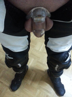 rubberslave80:  Tag 6 im Holytrainer - six days locked in the