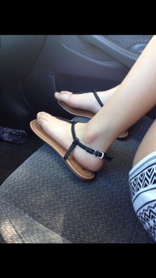 natas-feet:  Natalie’s feet on car seat
