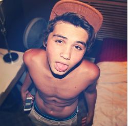 male-celebs-naked:  Sam Pottorff 3See more here