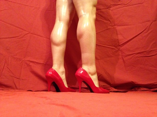 cumqueenrhea:muscular legs in high heels