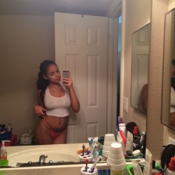 batbatmanblog: pussyconnoisseur6996:  Sexy Amateur 👍  Lovely