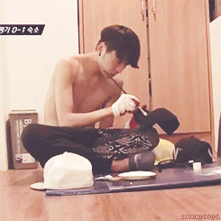 niliria:  Seung Yoon painting hats for the members the night