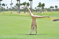 Naga blondi robi gwiazdę na polu golfowym