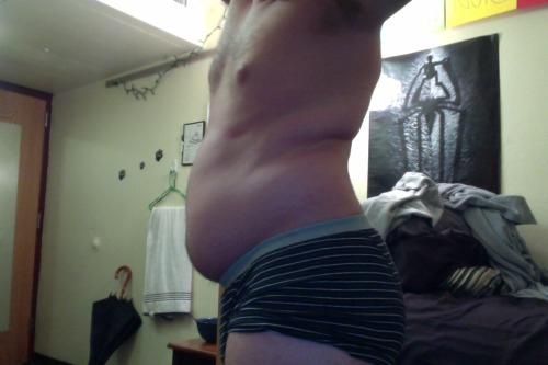 freshmanfatty:  Me doing some camwhoring… ;D I’m just getting chunky all over.  